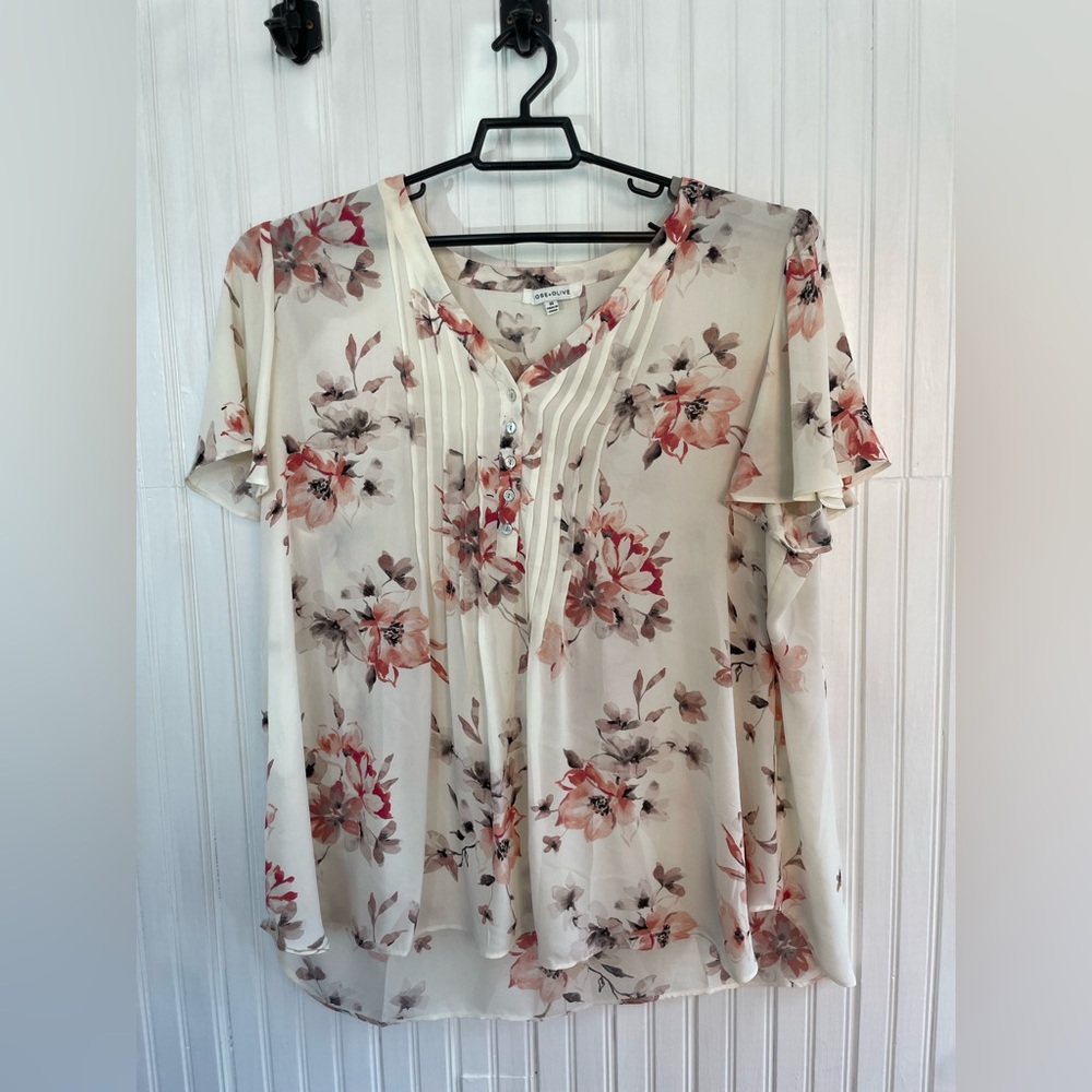 Floral, shirt sleeve blouse.